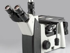 vue de trois quart d' un microscope inversé MHL-50