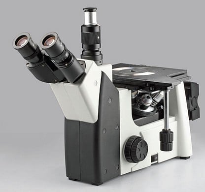 vue de trois quart d' un microscope inversé MHL-50